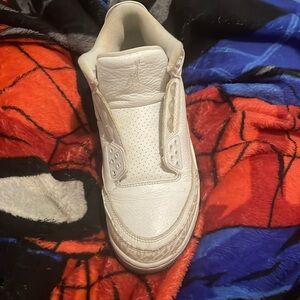 that the shoes are Jordan’s 3’s i couldn’t even wear laces come with purchase